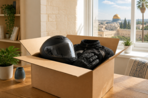 חבילת ציוד רכיבה לאופנוע שהוזמנה מחו"ל ומגיעה לישראל - קסדה, כפפות ומעיל באריזת משלוח